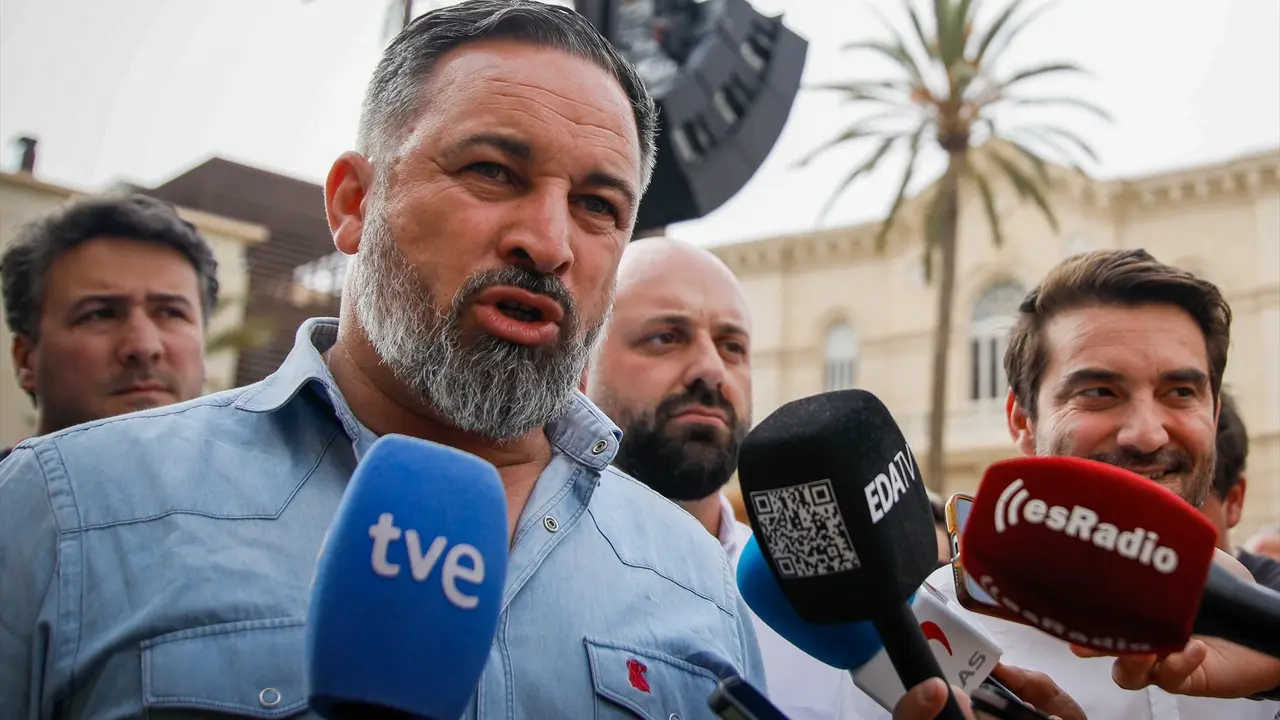 El l&iacute;der de Vox, Santiago Abascal atiende a los medios de comunicaci&oacute;n. Marian Le&oacute;n