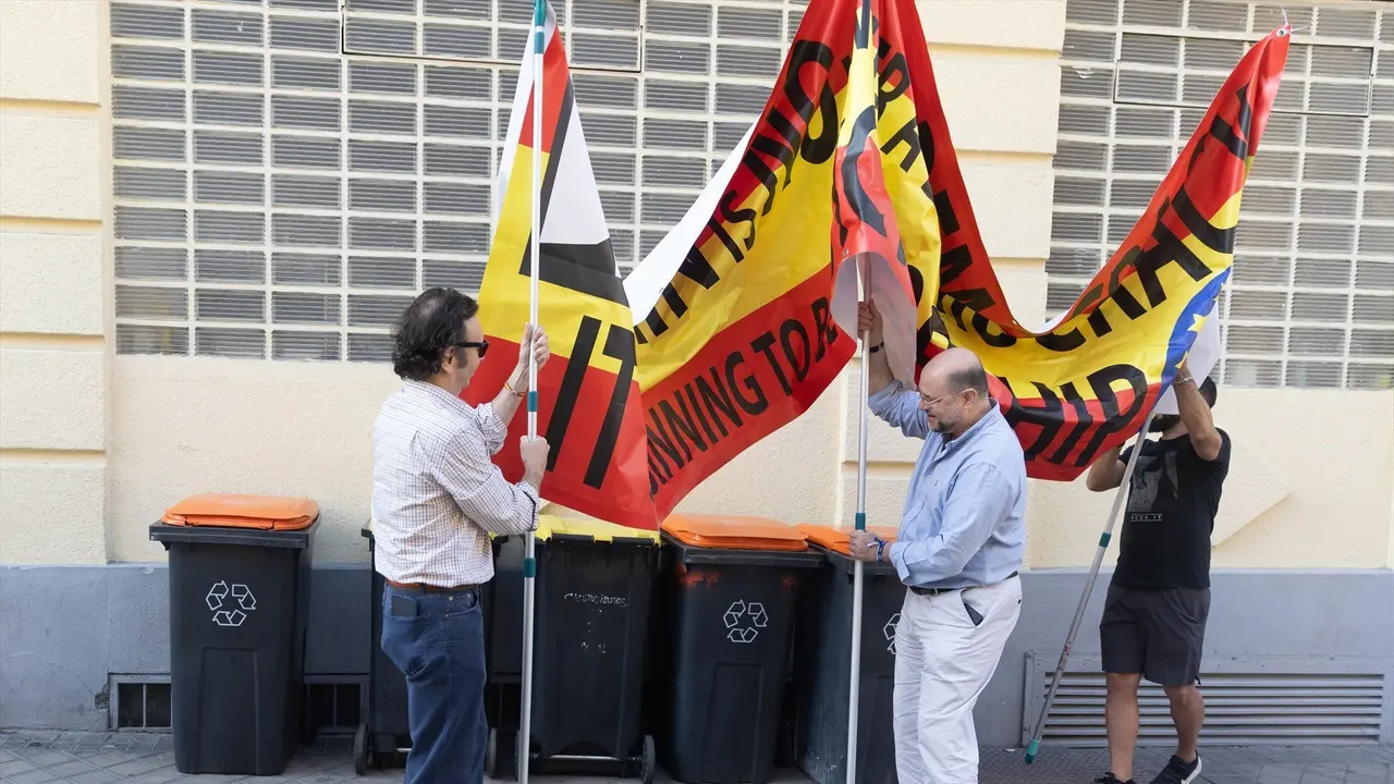 Varios hombres sujetan una pancarta contra el presidente del Gobierno en el colegio de Nuestra Se&ntilde;ora del Buen Consejo. Eduardo Parra