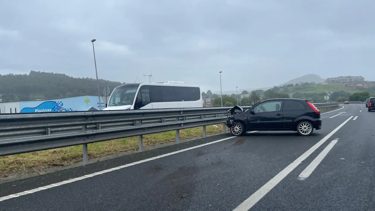 Uno de los veh&iacute;culos tras el accidente. / S.D.