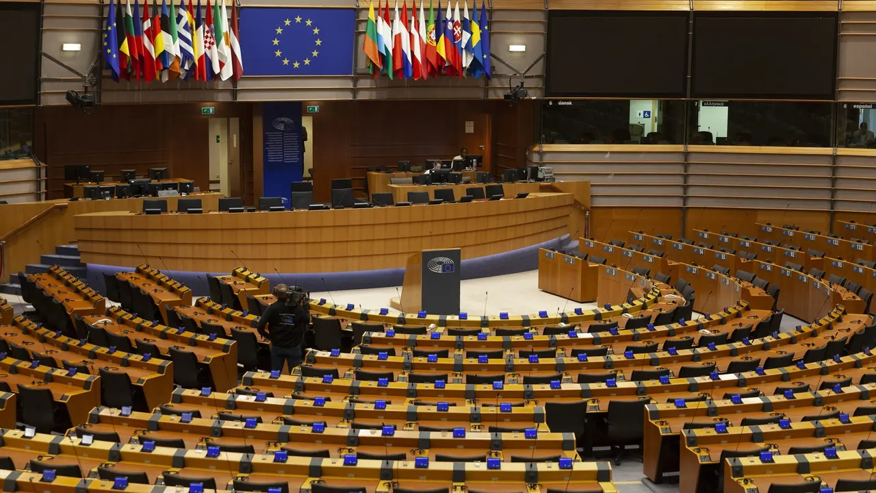 El hemiciclo del Parlamento Europeo vac&iacute;o en B&eacute;lgica (Bruselas). NICOLAS LANDEMARD / Archivo