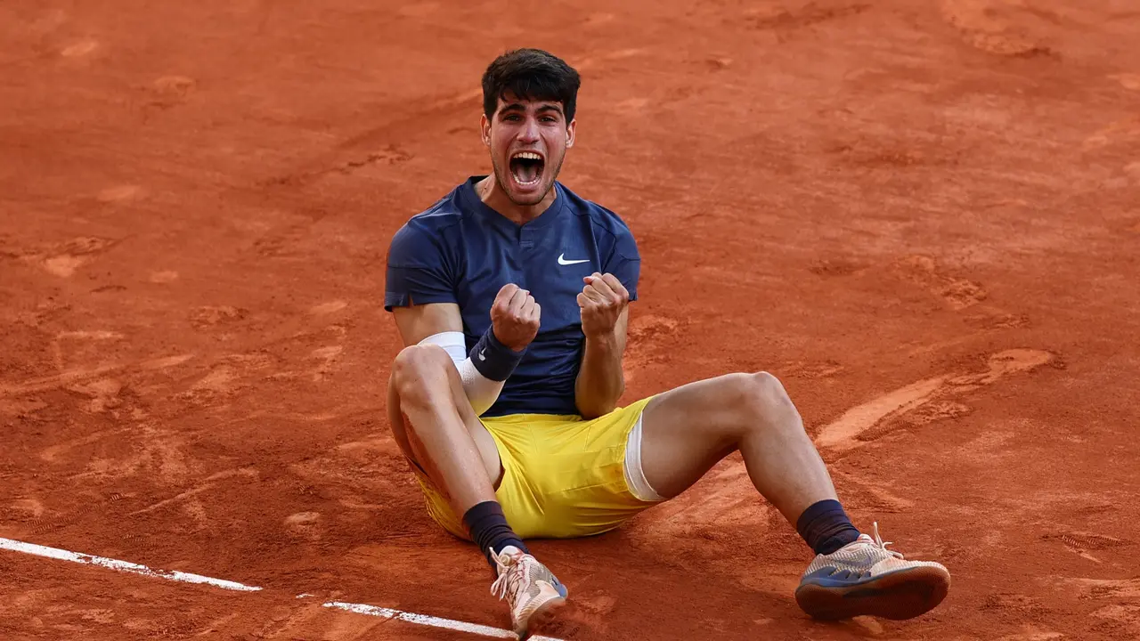 Alcaraz celebra la victoria ante Zverev. / Roland Garros