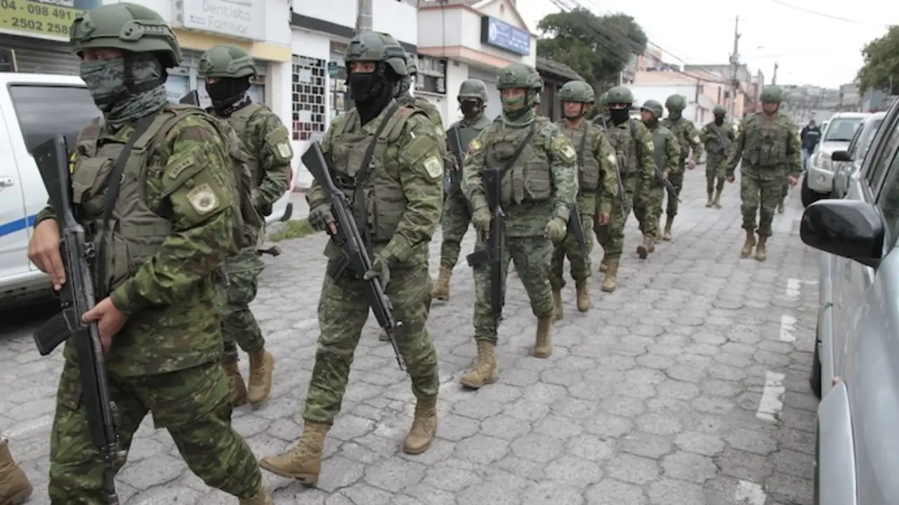 QUITO, 10 de enero de 2024 -- Tropas ecuatorianas patrullan en Quito, Ecuador, el 9 de enero de 2024. El presidente de Ecuador, Daniel Noboa, declar&oacute; el martes &laquo;conflicto armado interno&raquo; y moviliz&oacute; al ej&eacute;rcito para combatir el crimen organizado vinculado al narcotr&aacute;fico, tras una escalada de violencia en el pa&iacute;s sudamericano.
   El gobierno de Ecuador declar&oacute; el lunes el estado de excepci&oacute;n por 60 d&iacute;as con toque de queda nocturno para sofocar la violencia en las ciudades y dentro de las c&aacute;rceles.
   La medida del martes sigui&oacute; a una jornada de motines y disturbios en varias c&aacute;rceles, incluida una fuga de 39 reclusos de un centro penitenciario de la ciudad andina de Riobamba y la impactante toma armada de un canal de televisi&oacute;n de Guayaquil en plena emisi&oacute;n.,Imagen: 835636601, Licencia: Derechos gestionados, Restricciones: , Liberaci&oacute;n de modelo: no, L&iacute;nea de cr&eacute;dito: Mateo Armas / Xinhua News / ContactoPhoto
Licencia editorial v&aacute;lida s&oacute;lo para Espa&ntilde;a y 3 MESES a partir de la fecha de la imagen, despu&eacute;s elim&iacute;nela de su archivo. Para uso no editorial y sin licencia, p&oacute;ngase en contacto con EUROPA PRESS.
(Foto de ARCHIVO)
10/1/2024 S&Oacute;LO PARA USO EN ESPA&Ntilde;A