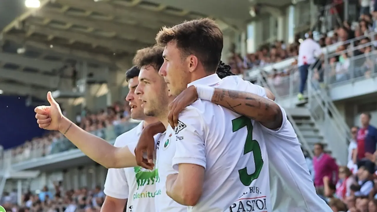 &Iacute;&ntilde;igo Vicente junto a Sa&uacute;l, Mboula y Aldasoro, celebrando un gol con la primera equipaci&oacute;n. / RRC
