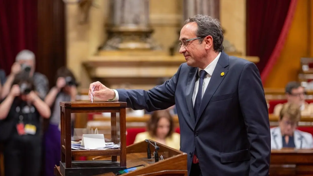 El diputado electo de Junts Josep Rull vota en el pleno de la sesi&oacute;n constitutiva de la 15 legislatura del Parlament. Lorena Sopena