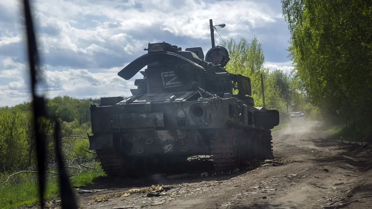 Un veh&iacute;culo de guerra ruso en una carretera rural cerca de Dergachi, al norte de J&aacute;rkov. DANIEL CARDE / Archivo