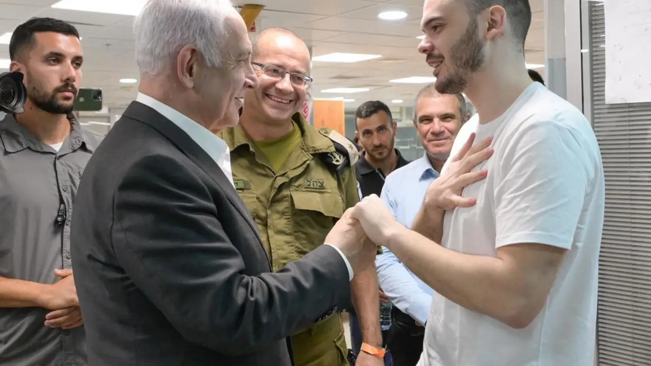 Uno de los rehenes liberados junto con el primer ministro israel&iacute;, Benjam&iacute;n Netanyahu. EP / Archivo