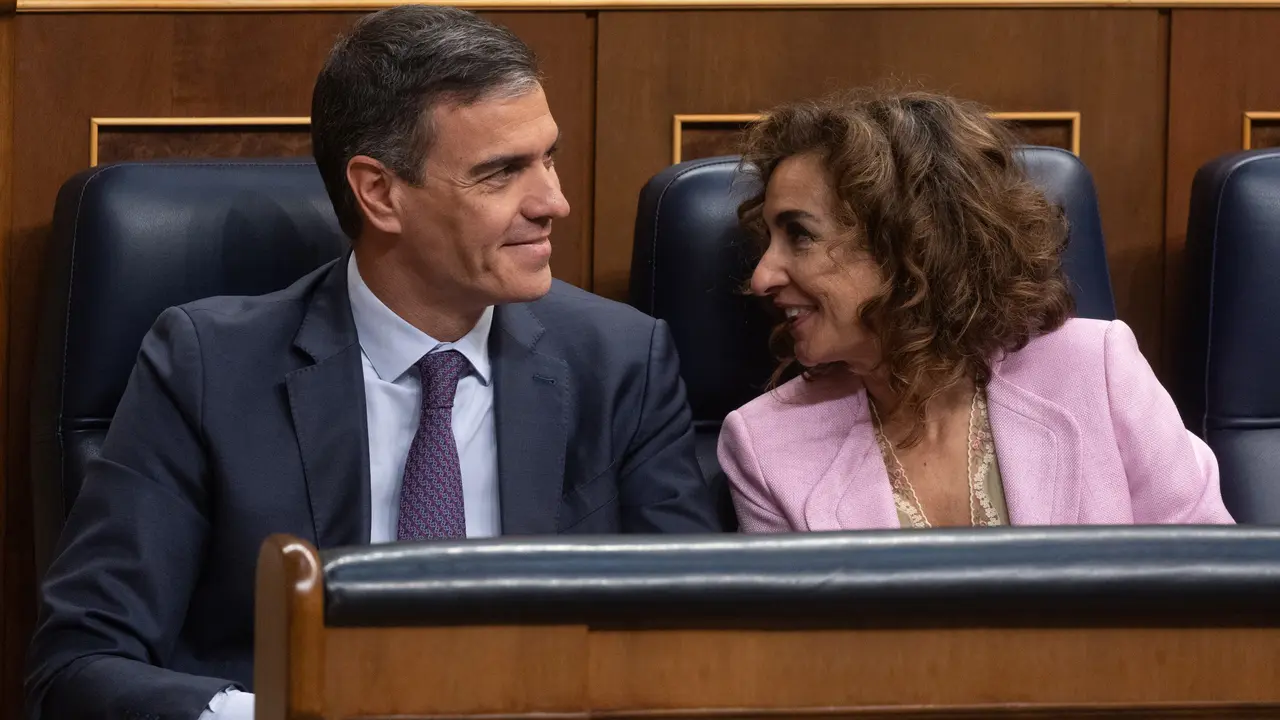 El presidente del Gobierno, Pedro S&aacute;nchez y la vicepresidenta primera y ministra de Hacienda, Mar&iacute;a Jes&uacute;s Montero, en el pleno del Congreso de los Diputados.