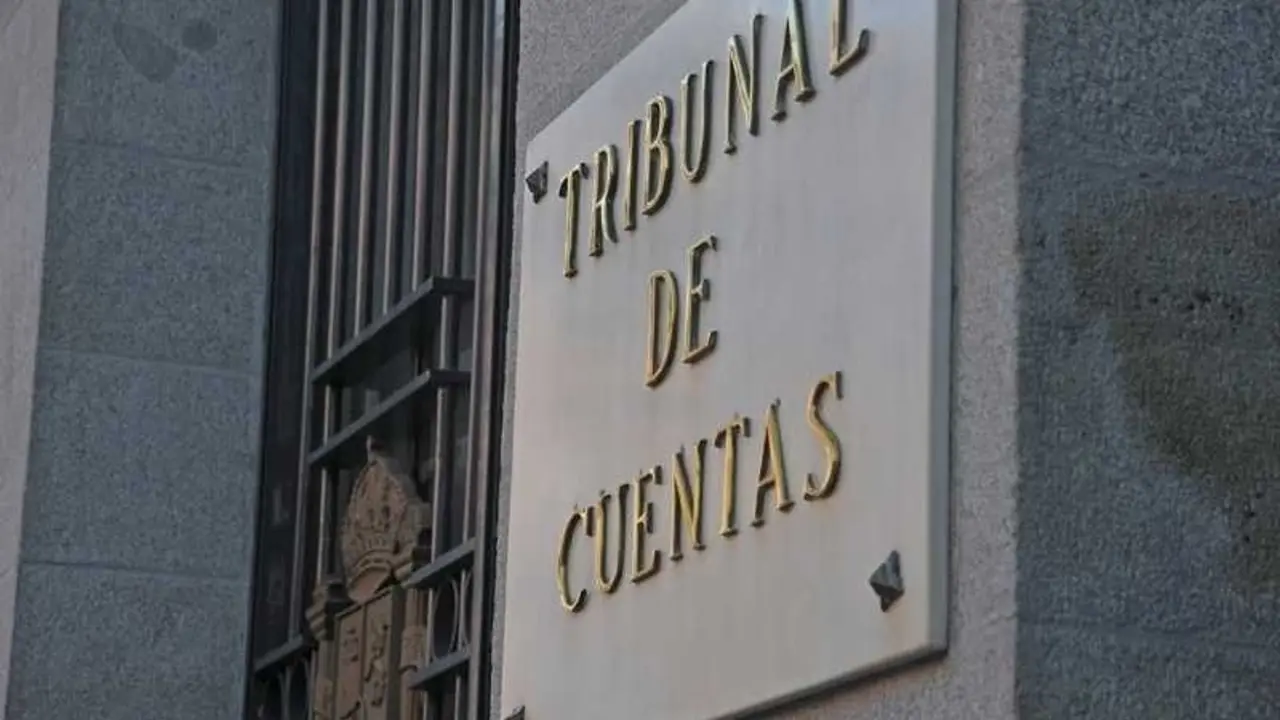 El cartel en la fachada del Tribunal de Cuentas. EP / Archivo