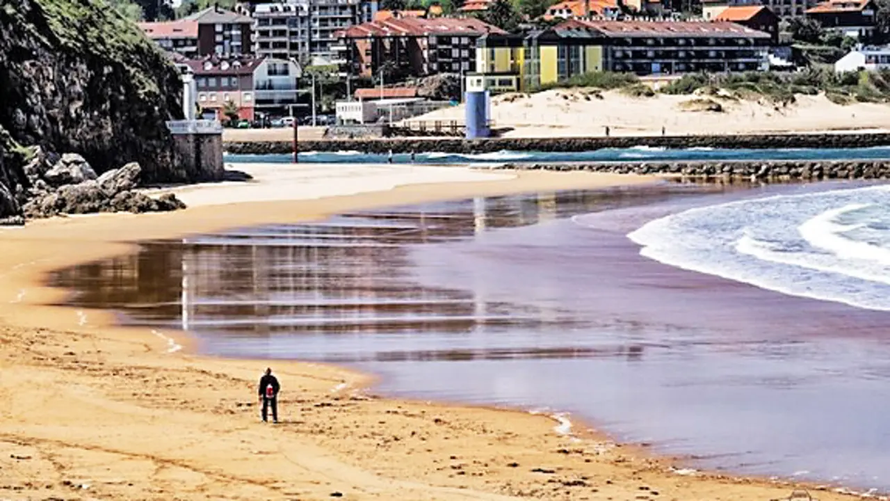 La playa de Marz&aacute;n en Cuch&iacute;a y Suances al fondo / Alerta