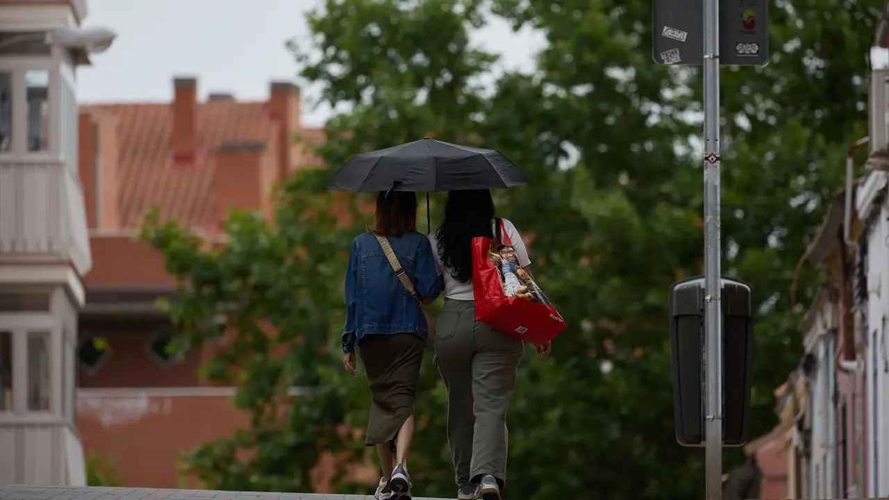 Dos mujeres se protegen de la lluvia con un paraguas. Jes&uacute;s Hell&iacute;n / Archivo