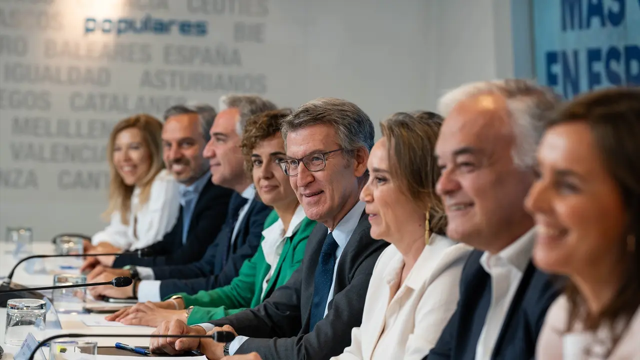 (I-D) La candidata del PP a las elecciones europeas, Dolors Montserrat; el presidente del PP, Alberto N&uacute;&ntilde;ez Feij&oacute;o y la secretaria general del PP, Cuca Gamarra, durante la reuni&oacute;n del Comit&eacute; Ejecutivo Nacional. Matias Chiofalo