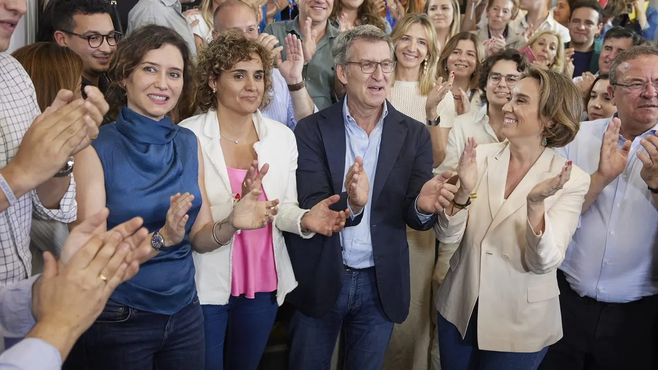 (I-D) La presidenta de la Comunidad de Madrid, Isabel D&iacute;az Ayuso; la candidata del PP a las elecciones euroepeas, Dolors Montserrat; el l&iacute;der del PP, Alberto N&uacute;&ntilde;ez Feij&oacute;o y la secretaria general del PP, Cuca Gamarra. Jes&uacute;s Hell&iacute;n / Archivo
