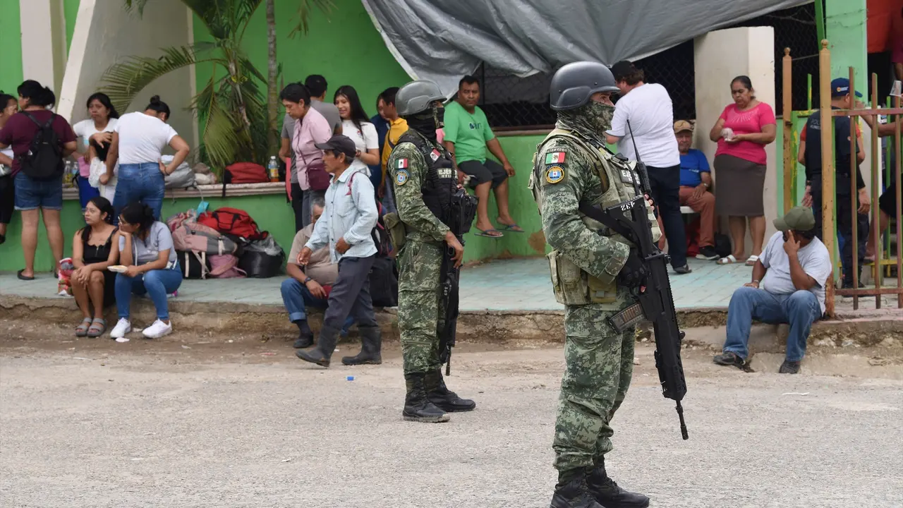 Dos soldados armados mientras evacuaban a la poblaci&oacute;n. Isaac Guzman