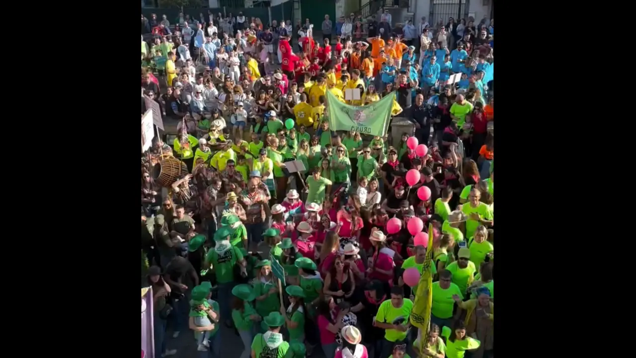 La gente frente al Ayuntamiento esperando al chupinazo. / C.C.