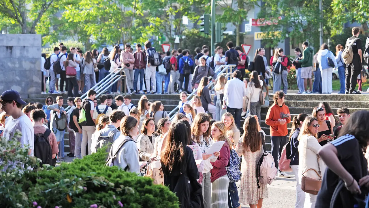 Estudiantes a su llegada al primer d&iacute;a de las pruebas de la EBAU en Santander. / Juanma Serrano