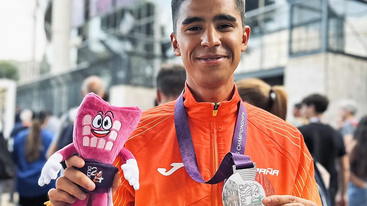 Mohamed Attaoui posa con la medalla del Campeonato de Europa. / RFEA