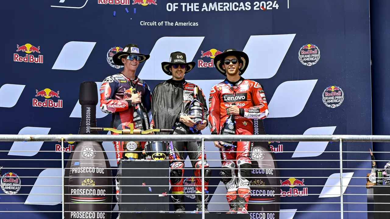 De izda a dcha: Pedro Acosta, Maverick Vi&ntilde;ales y Enea Bastianini en el podio del Gran Premio de Las Am&eacute;ricas 2024. /  GIGI SOLDANO