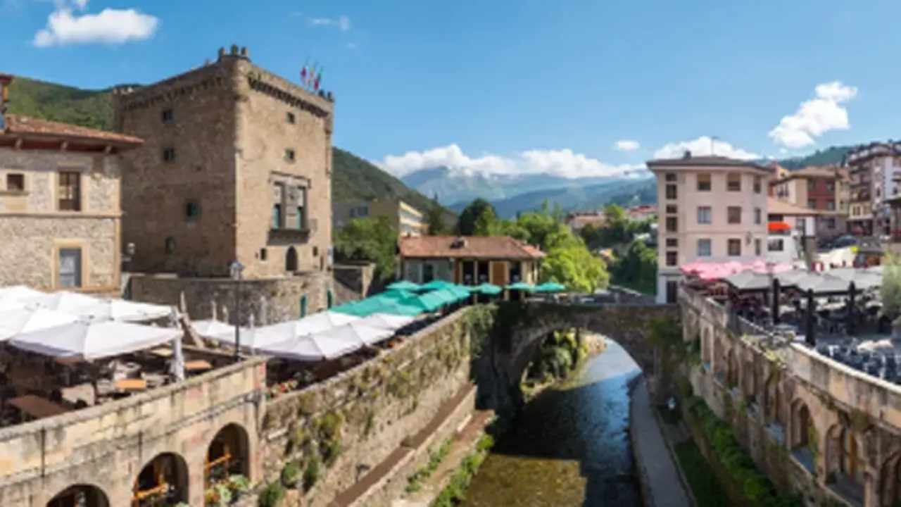 Vista de Potes y de varios restaurantes. / A.S.