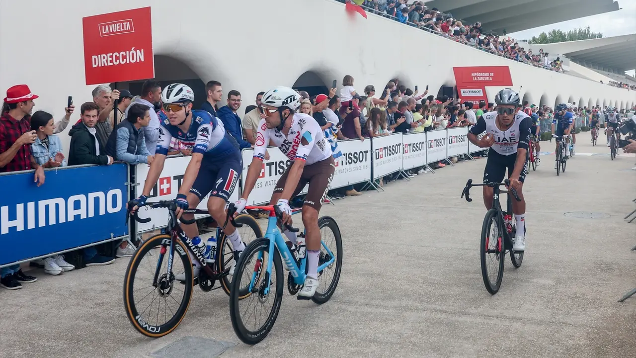 El pelot&oacute;n de ciclistas durante la salida la 21 etapa de la Vuelta ciclista a Espa&ntilde;a 2023. / Ricardo Rubio / EP