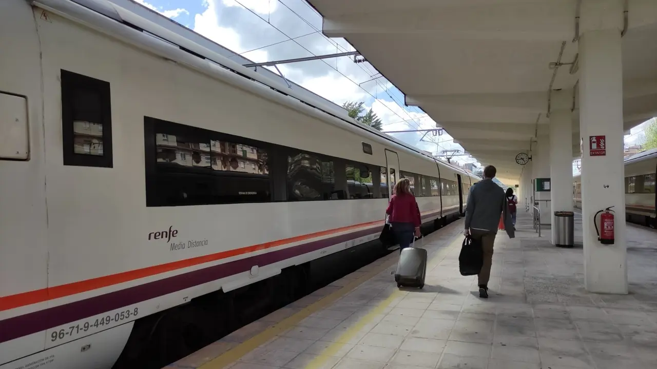 Viajeros en una estaci&oacute;n de tren. EP / Archivo