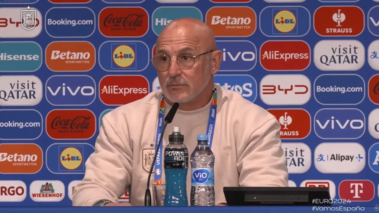 El seleccionador, Luis de la Fuente, durante la rueda de prensa. / A.E.