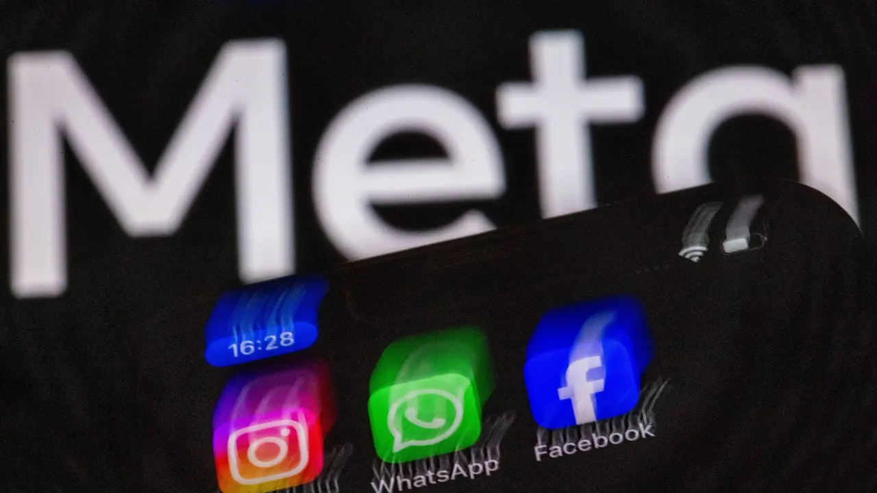 Los logos de varias redes sociales de Meta en un m&oacute;vil. Jens B&uuml;ttner