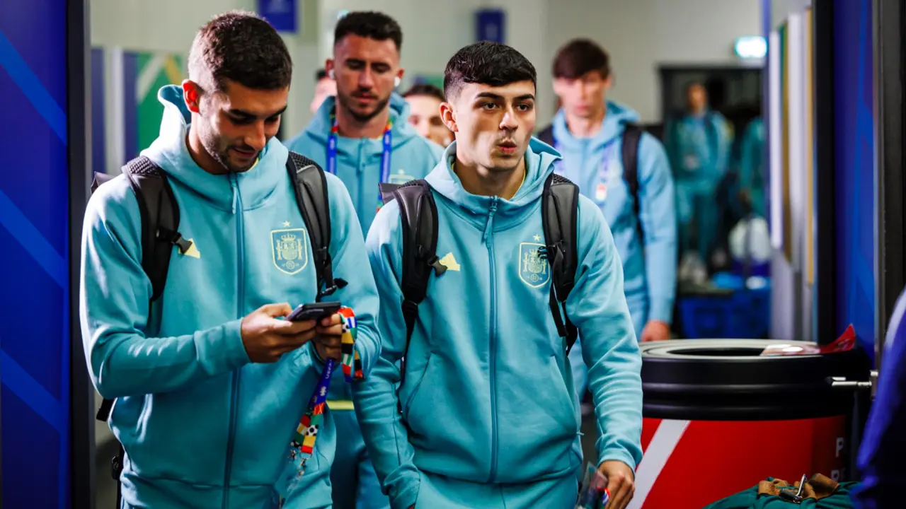Pedri y Ferr&aacute;n a su llegada al estadio. / RFEF