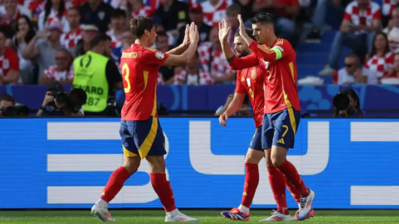 Morata y Le Normand celebran el gol de Morata. / UEFA