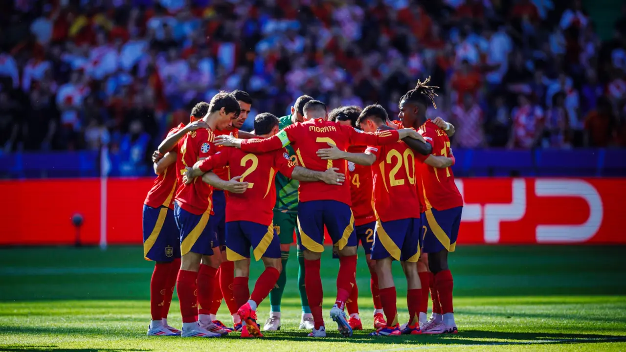 Los jugadores de la Selecci&oacute;n se unen antes del partido. / RFEF