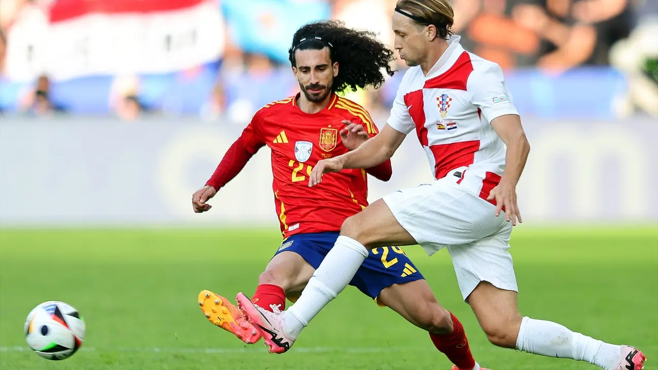 Marc Cucurella ante Lovro Majer durante el Espa&ntilde;a-Croacia de la Eurocopa de Alemania. / Andreas Gora / EP