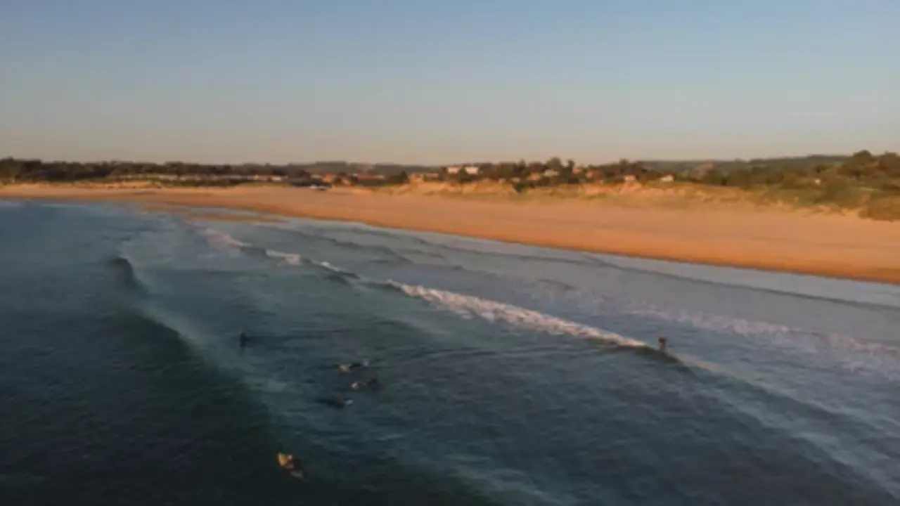 Somo cuenta con unas playas espectaculares para hacer surf. / A.S.