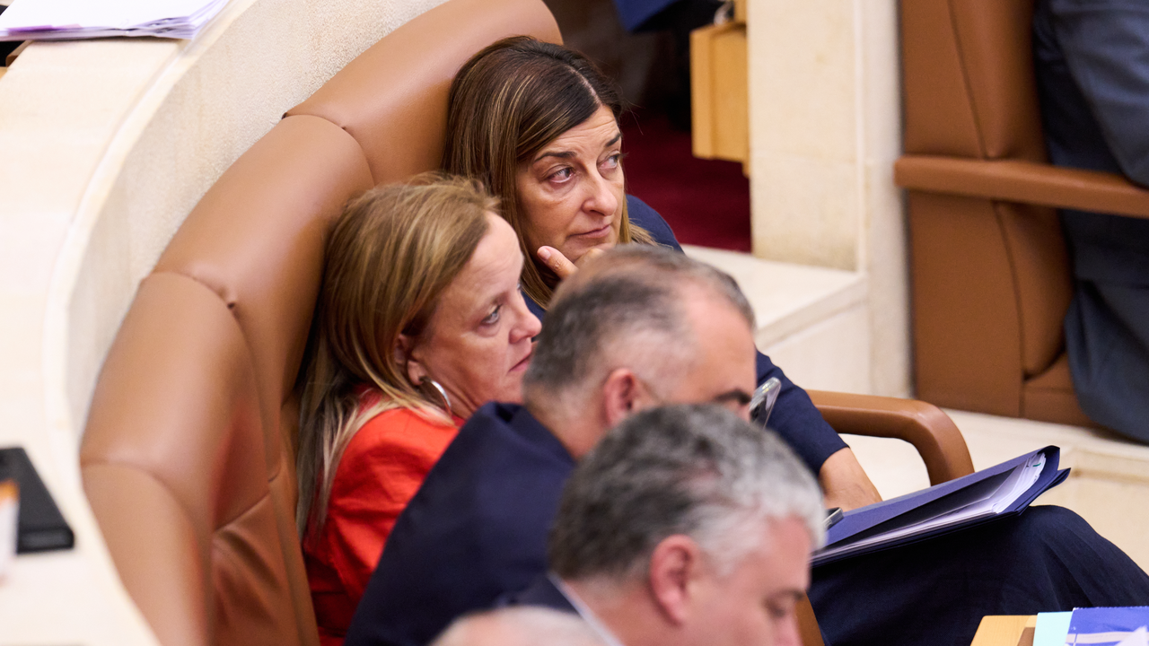 La presidenta de Cantabria, Mar&iacute;a Jos&eacute; S&aacute;enz de Buruaga, junto a la consejera de Presidencia, Isabel Urrutia, en un pleno del Parlamento. / J. Serrano
