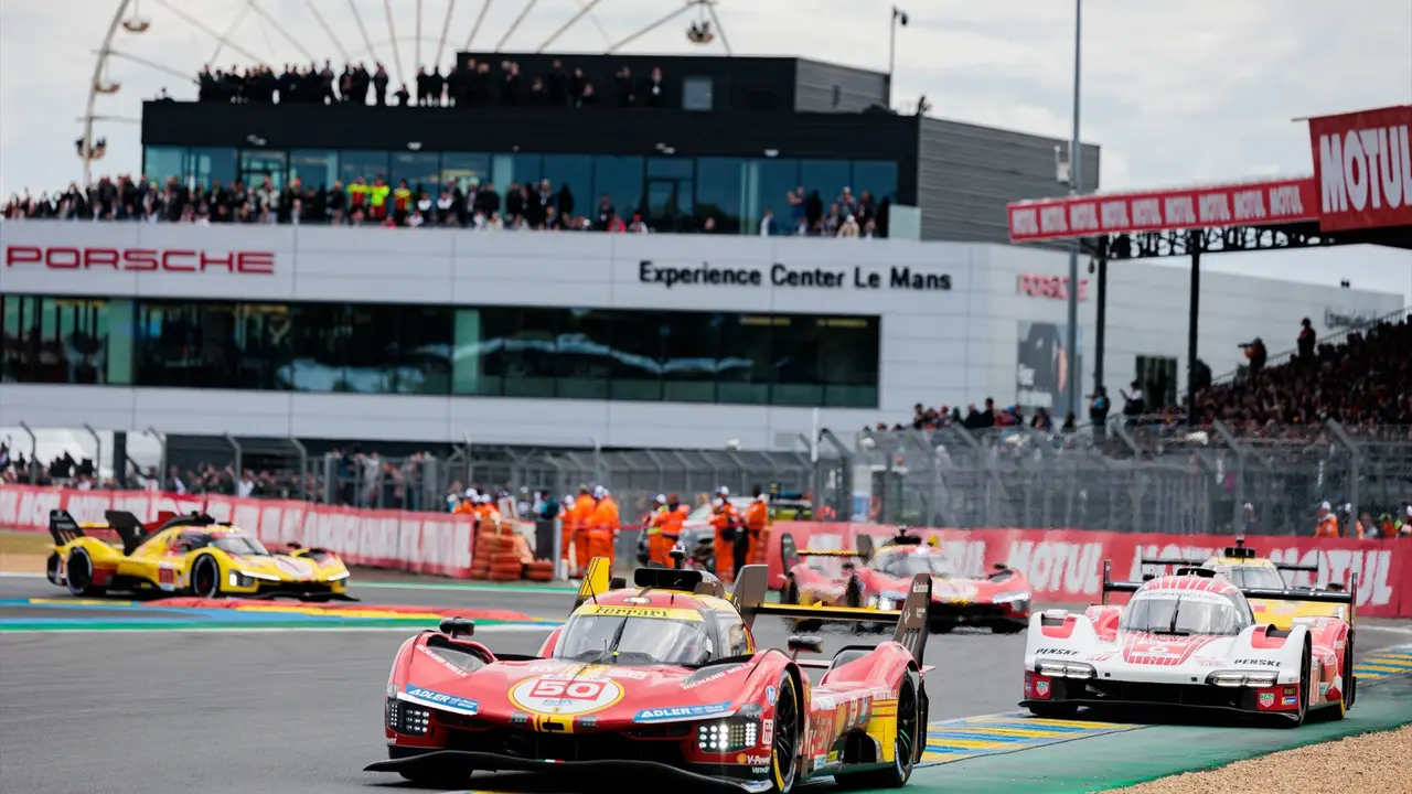 El coche n&uacute;mero 50 de Ferrari AF Corse, pilotado por el espa&ntilde;ol Miguel Molina, el italiano Antonio Fuoco y el dan&eacute;s Nicklas Nielsen, ha conquistado Le Mans. / Germain Hazard