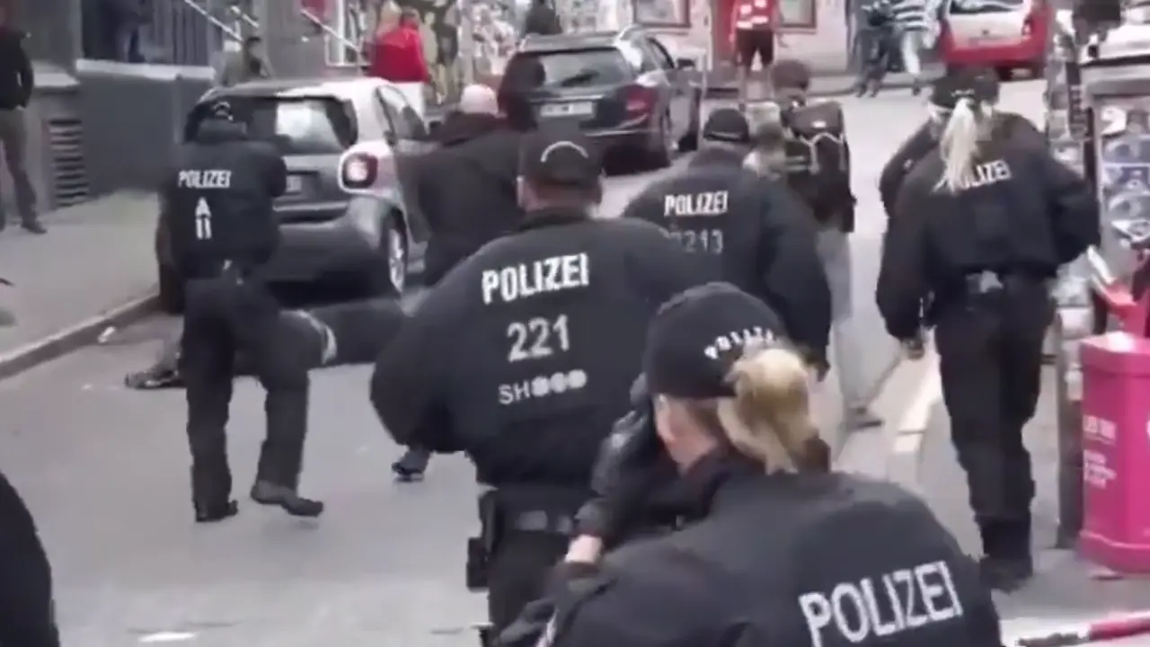 Captura del v&iacute;deo de la polic&iacute;a alemana rodeando al hombre que ya se encontraba en el suelo.