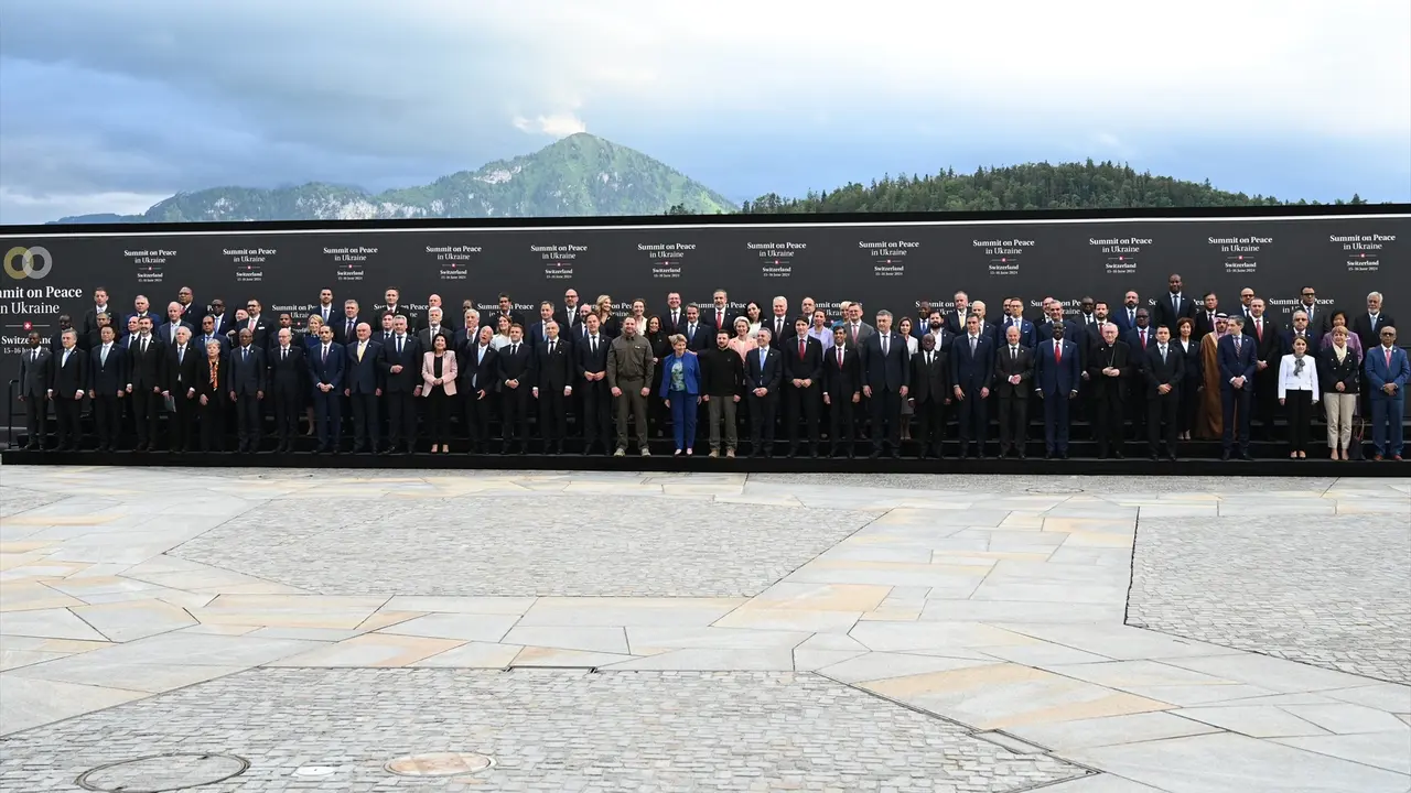 Foto de familia durante la inauguraci&oacute;n de la Cumbre sobre la Paz de Ucrania. Moncloa