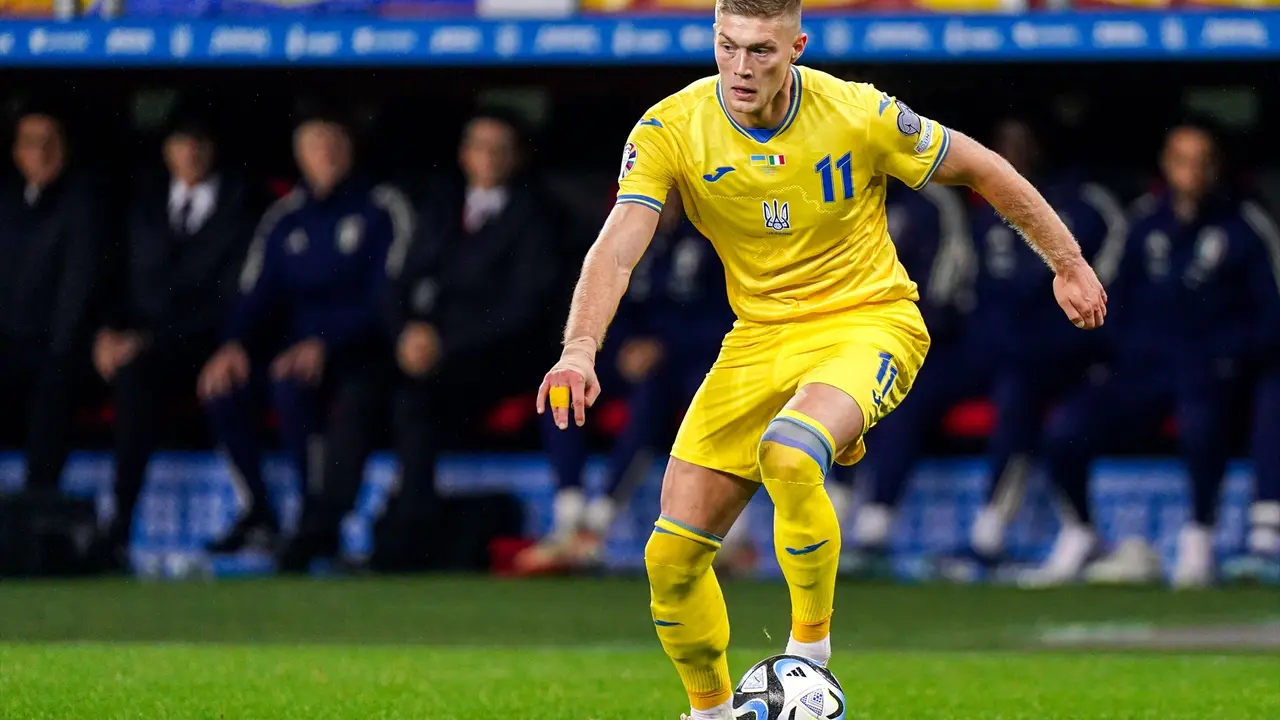 Artem Dovbyk del conjunto ucraniano, controla el bal&oacute;n en un partido con la Selecci&oacute;n.  / Joris Verwijst
