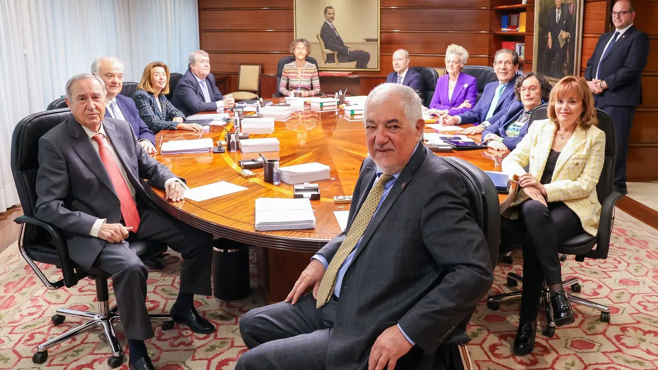El presidente del Tribunal Constitucional, C&aacute;ndido Conde-Pumpido (c) y la vicepresidenta del TC, Inmaculada Montalb&aacute;n (1d), junto a los magistrados durante un pleno. Marta Fern&aacute;ndez / Archivo