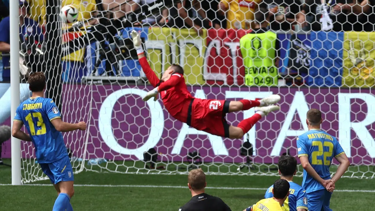 Lunin se estira para tratar de parar el gol de Ruman&iacute;a. / Red X EURO 2024