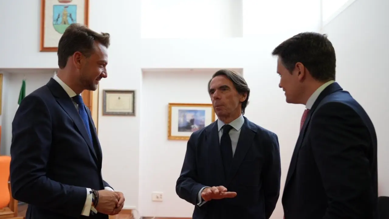 El expresidente Jos&eacute; Mar&iacute;a Aznar conversa con el consejero de Presidencia, Abel Bautista, y el alcalde de Jara&iacute;z de la Vera, Luis Miguel N&uacute;&ntilde;ez. EP