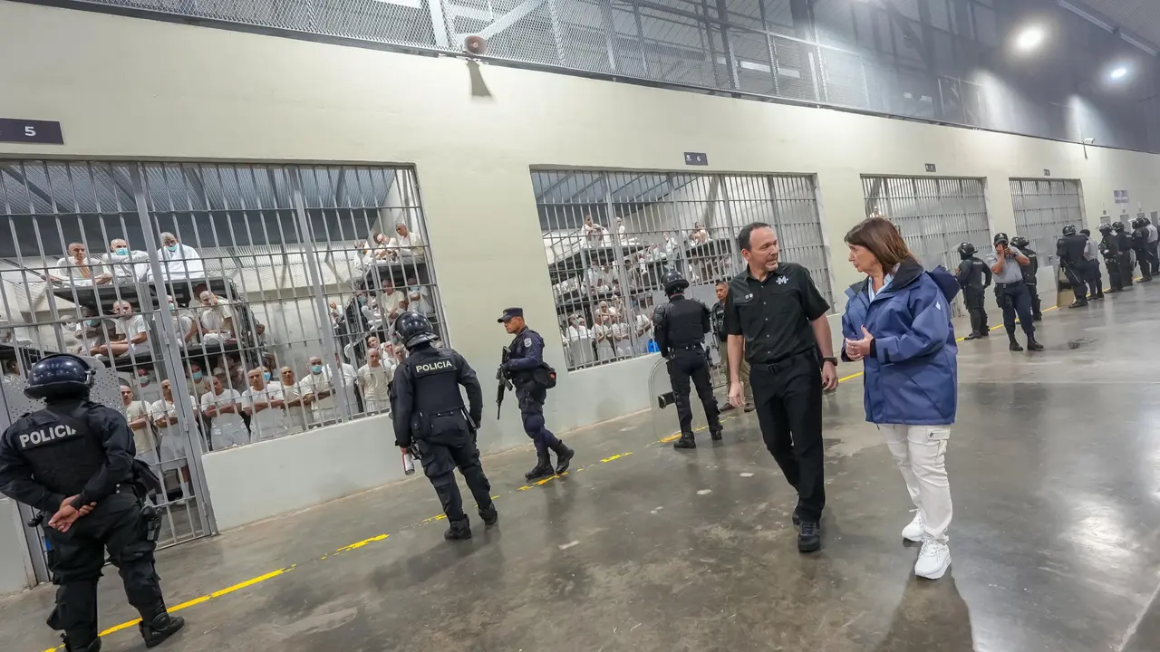 La ministra argentina de Seguridad, Patricia Bullrich, en una visita a una c&aacute;rcel de El Salvador. Red social X