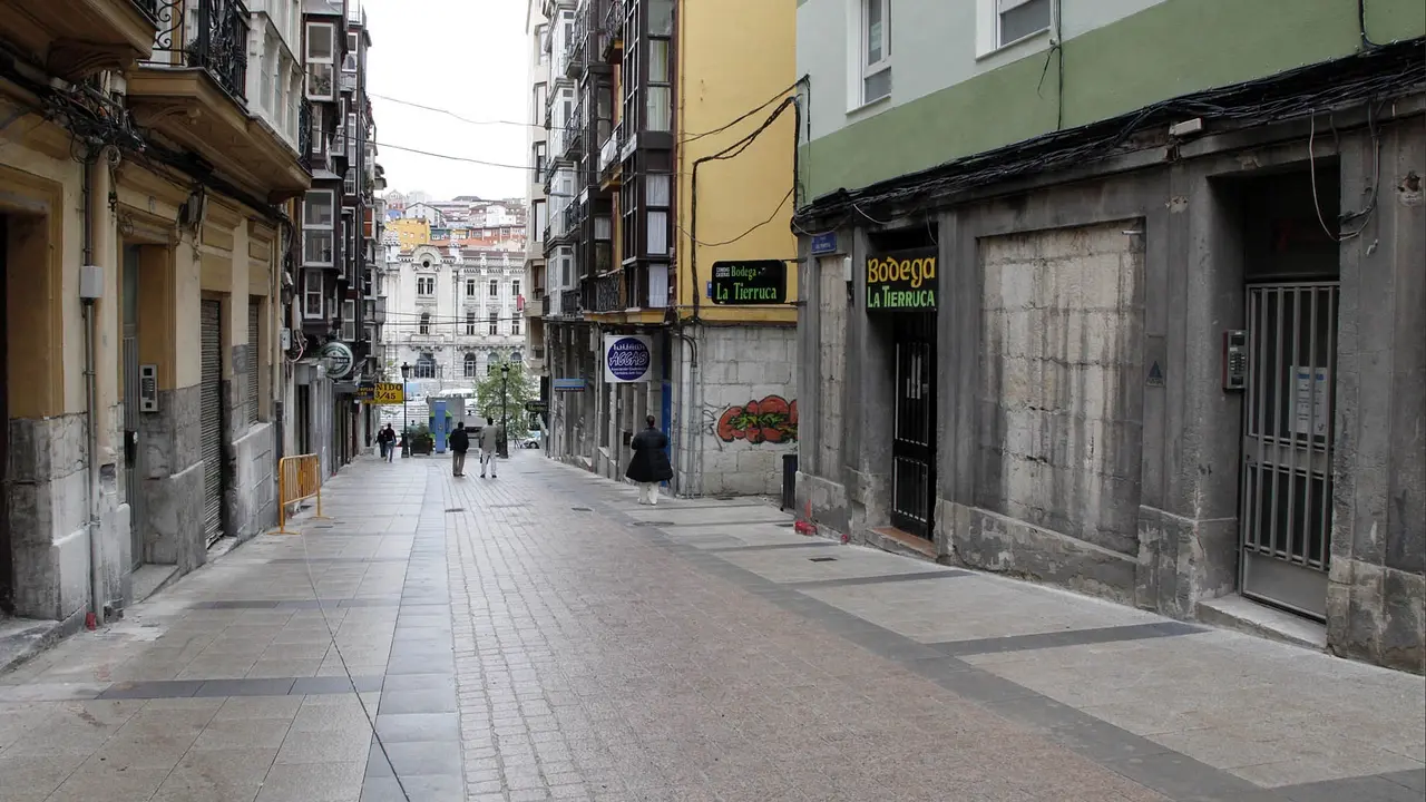 Varias personas caminando por una calle de Santander. EP / Archivo