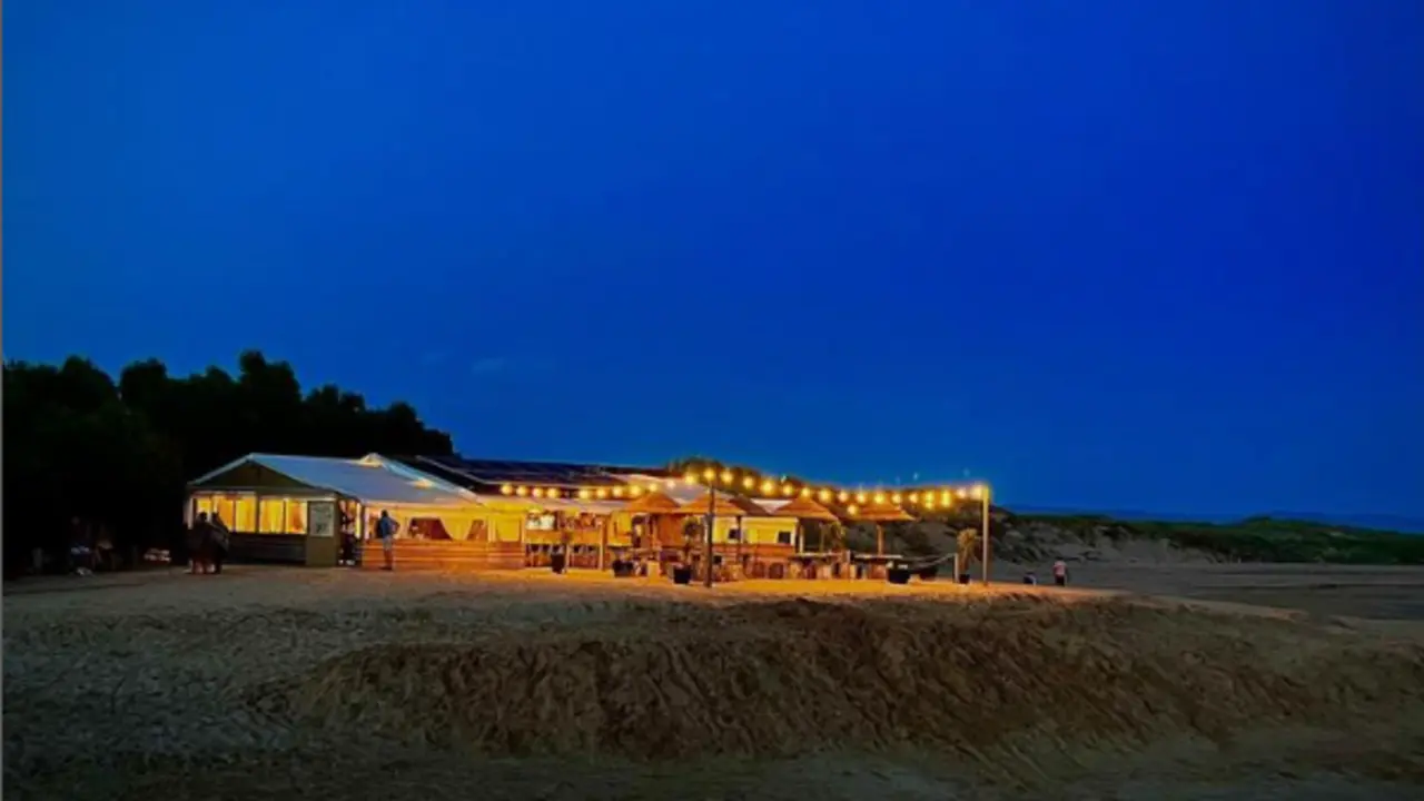 Vista de noche del chiringuito de Puntal. / chiringuitopuntal