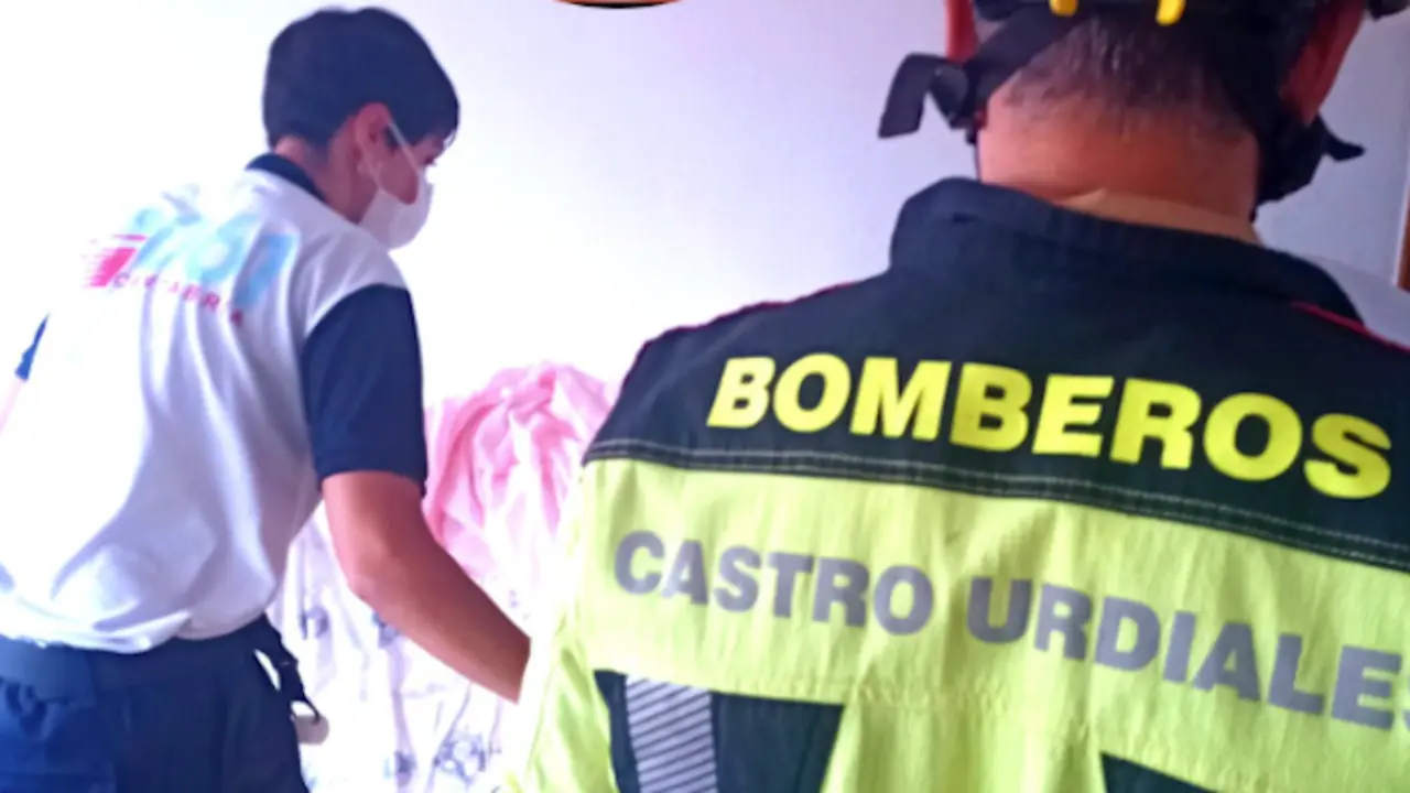 Los servicios de emergencias atienden al hombre herido con quemaduras en piernas, brazos y rostro, como consecuencia de una explosi&oacute;n el&eacute;ctrica en una vivienda de Castro Urdiales. / 112