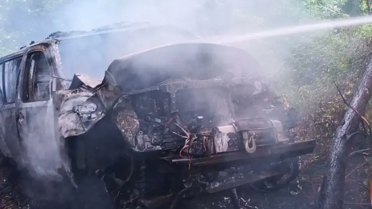 El coche calcinado. Bomberos de Castro Urdiales