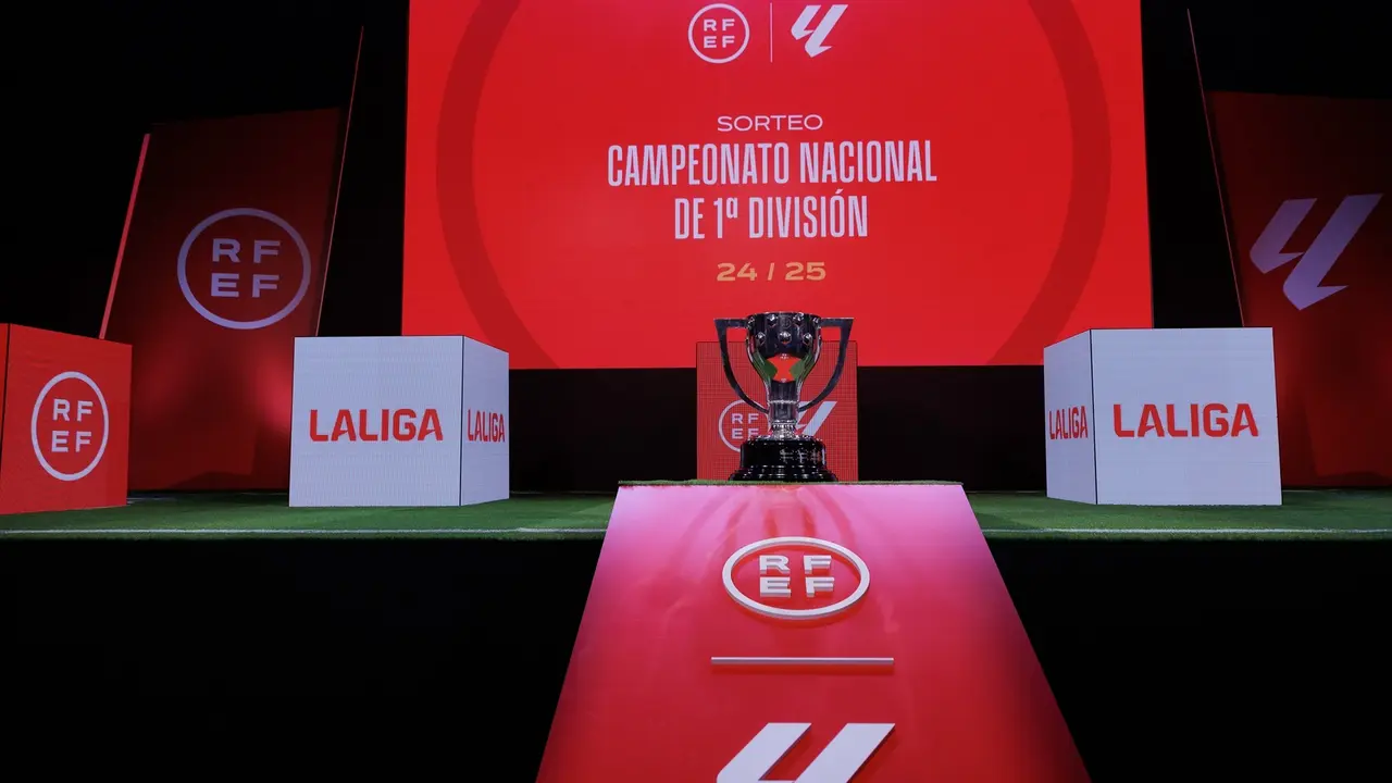 Vista del trofeo de La Liga durante la presentaci&oacute;n del calendario. AFP7