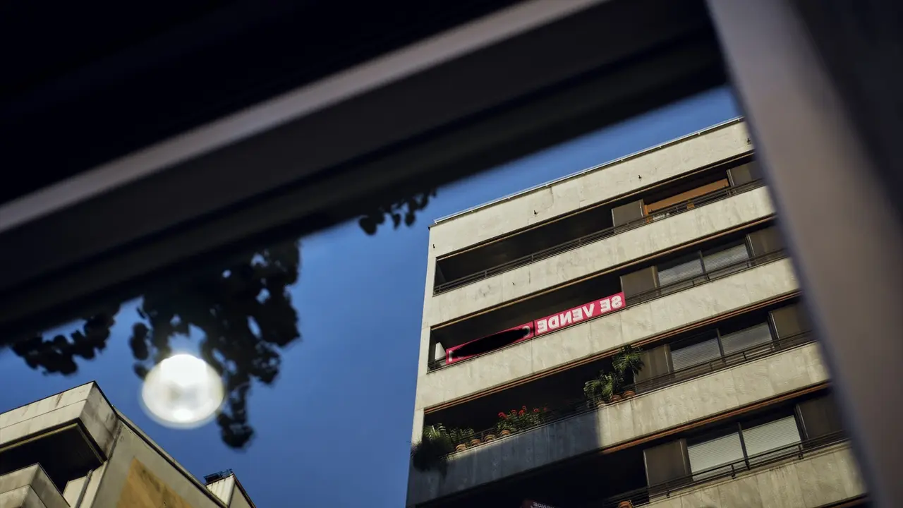 Un cartel de 'Se Vende' de una inmobiliaria en un piso. EP / Archivo