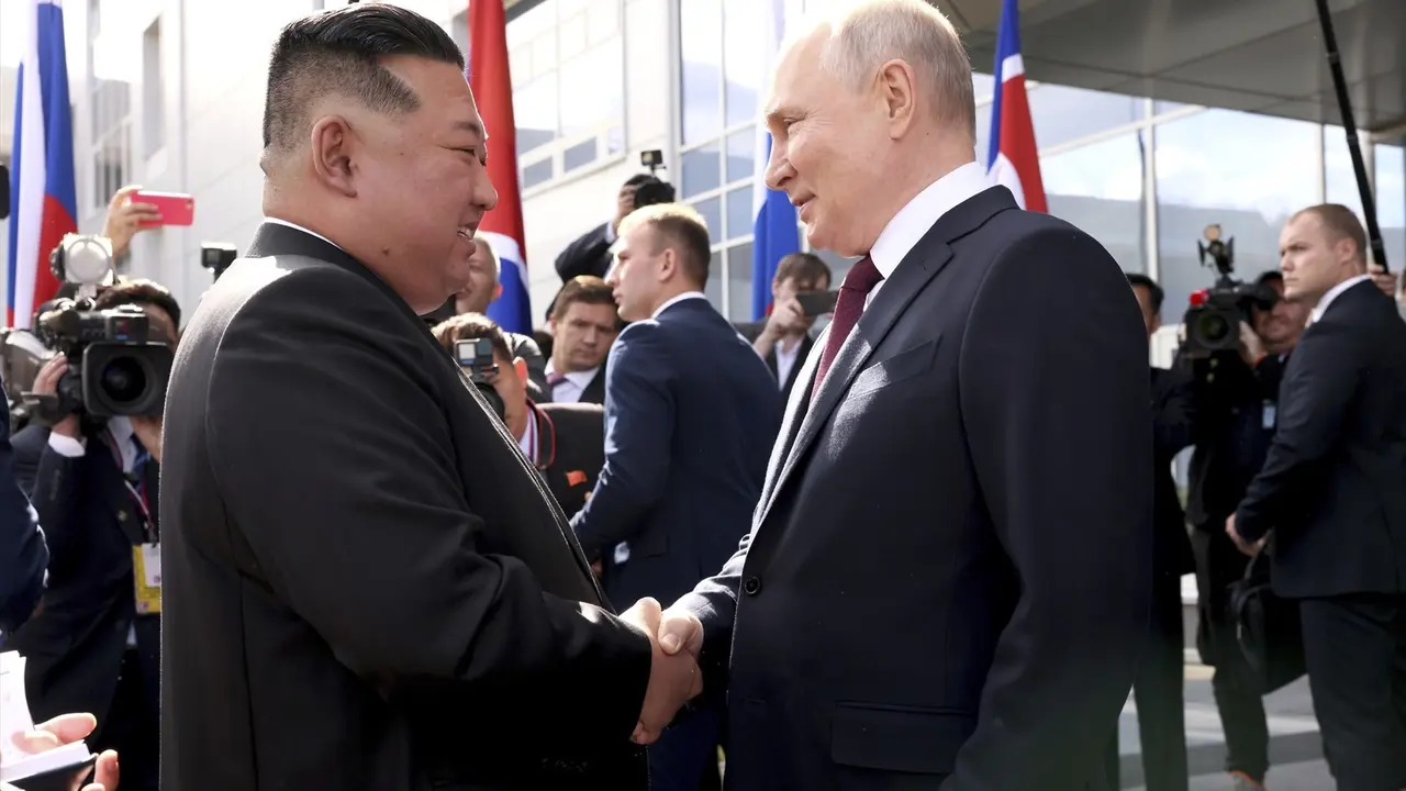 El presidente ruso, Vladimir Putin y el l&iacute;der norcoreano, Kim Jong-un, en un encuentro el a&ntilde;o pasado. EP