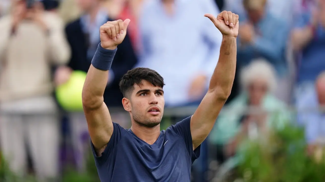 El tenista espa&ntilde;ol, Carlos Alcaraz, celebra su triunfo. Zac Goodwin