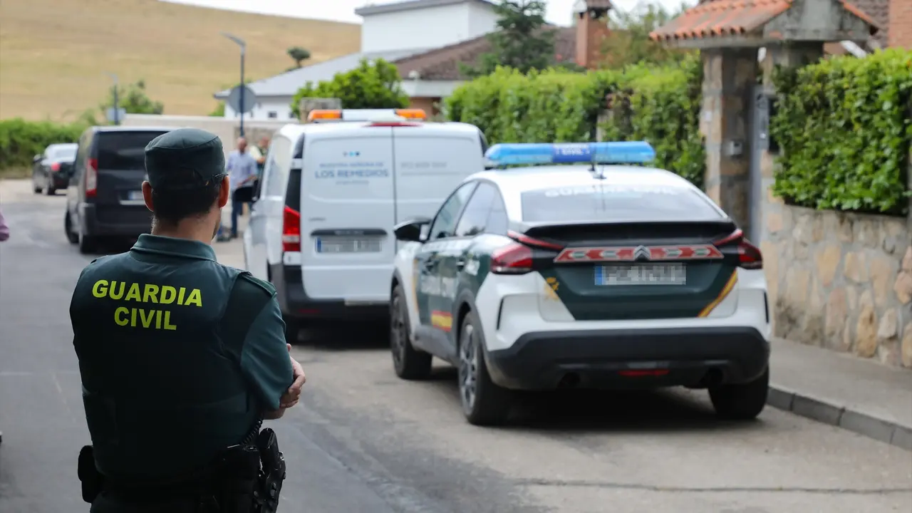 Calle acordonada por la Guardia Civil en Soto del Real. Rafael Bastante