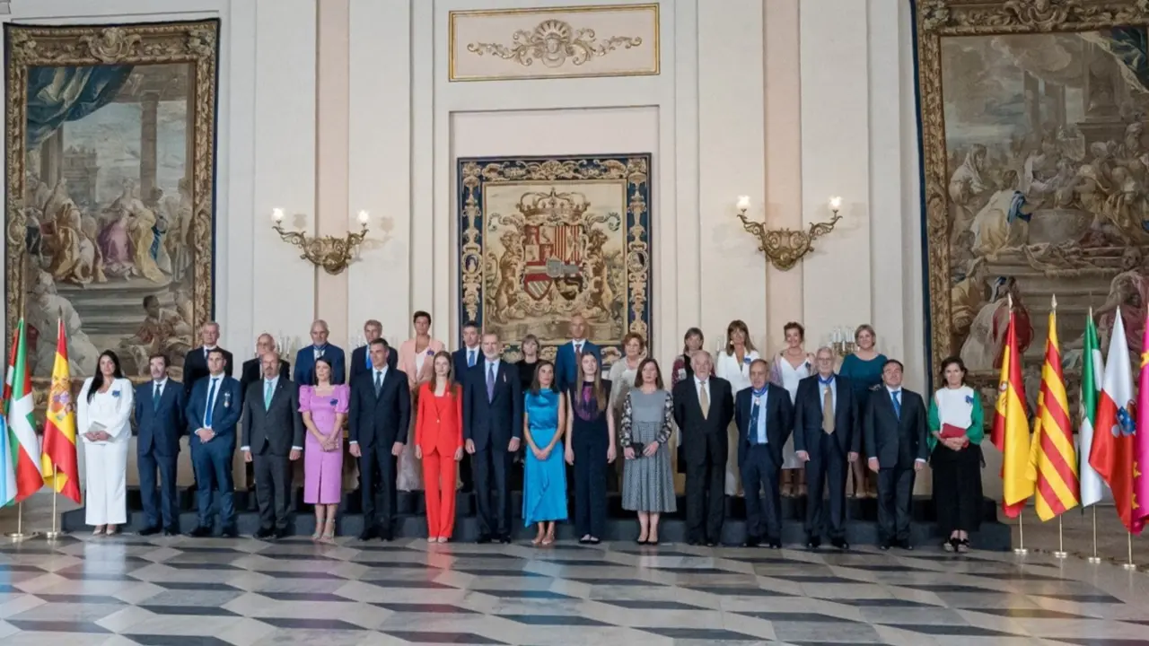 Foto de familia tras la imposici&oacute;n de condecoraciones con ocasi&oacute;n del X aniversario de la Proclamaci&oacute;n de Su Majestad el Rey. Diego Radam&eacute;s